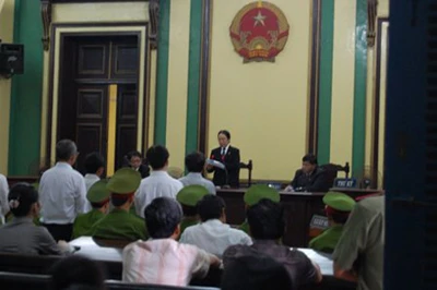 Trực tiếp phiên xử Hoàng Khương- phần 3: Hoàng Khương bị xử 4 năm tù giam ảnh 7 Trực tiếp phiên xử Hoàng Khương- phần 3: Hoàng Khương bị xử 4 năm tù giam ảnh 7