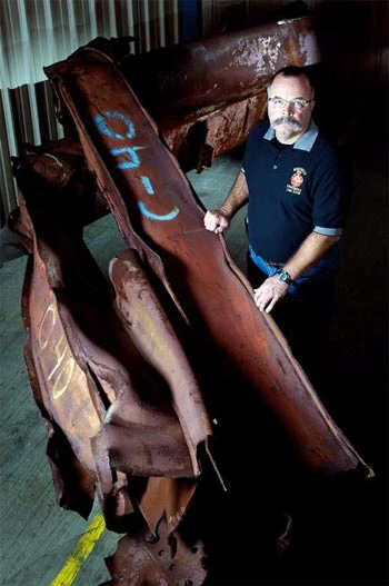 Trưng bày các mảnh vỡ trong vụ sập tòa tháp đôi tại Mỹ ảnh 1