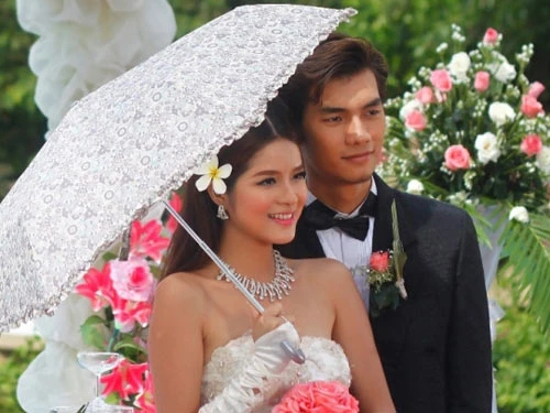 Chạm vào quá khứ - Chuyện xì-căng-đan nghệ sĩ lên phim ảnh 1