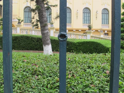 Cận cảnh hàng trăm vết đạn ghim vào hàng rào sắt ảnh 8