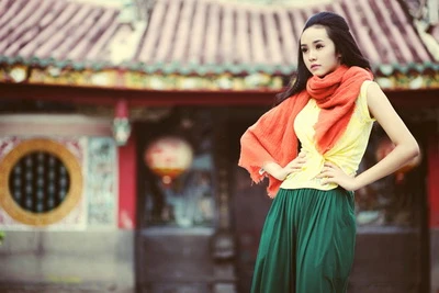 Bảo Trân 'nghịch' với váy áo sắc màu ảnh 5