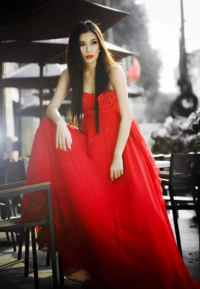 Ngắm siêu mẫu Lan Hương rực đỏ trên phố ảnh 1