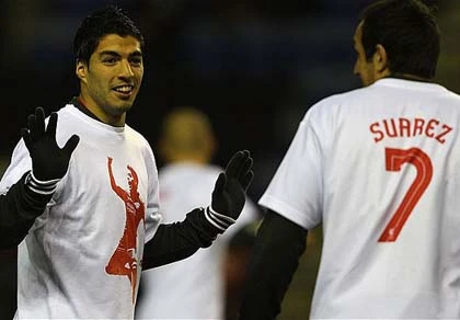 Mặc áo phông ủng hộ Suarez, Liverpool bị chỉ trích nặng nề ảnh 1