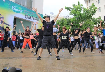 Thi nhảy tràn ngập màn hình ảnh 1