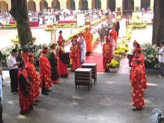 Trao tặng bức tranh thêu tuyệt đẹp “Ước nguyện ngàn năm” cho Hà Nội ảnh 1