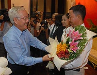 Chủ tịch UBND TPHCM Lê Hoàng Quân tặng hoa công nhân Võ Sơn Trường - gương điển hình tiêu biểu phong trào thi đua yêu nước TP năm 2007.