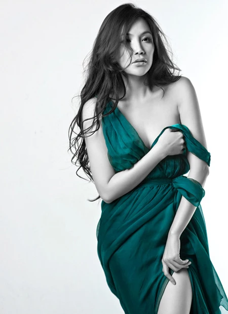 Hồ Quỳnh Hương váy xanh "hững hờ" ảnh 1