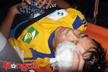 Trung vệ Huy Hoàng nghi bị chấn thương sọ não ảnh 3