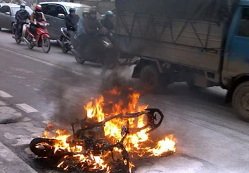 Cháy xe: Bên công khai, bên lấp lửng ảnh 1 Cháy xe: Bên công khai, bên lấp lửng ảnh 1