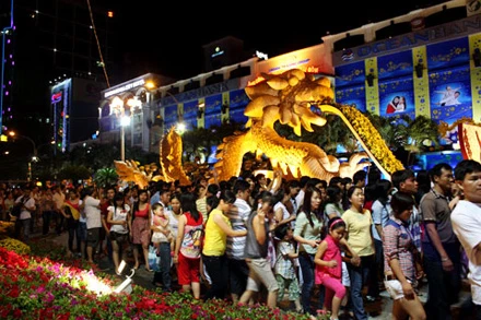 Chen lấn trên đường hoa Nguyễn Huệ ảnh 1