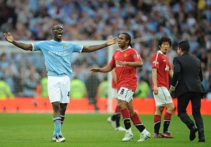 M.U "thua" Man City: Gậy ông đập lưng ông ảnh 1