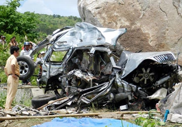 300 tấn đá núi ập xuống đầu du khách ảnh 1