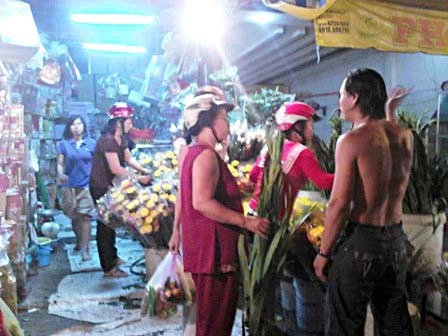 Chen chân "vét" hàng ở siêu thị, chợ lẻ ảnh 1