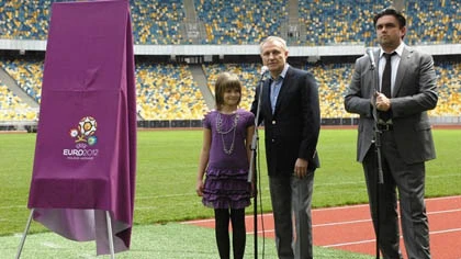 Mẫu vé EURO 2012 được thiết kế bởi một... bé gái ảnh 1