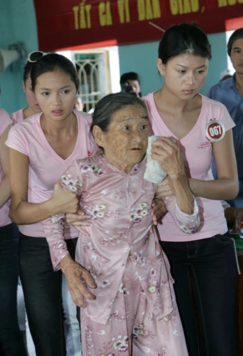 Bên cạnh mẹ liệt sĩ trong phần thi Hoa hậu thân thiện. Bên cạnh mẹ liệt sĩ trong phần thi Hoa hậu thân thiện.