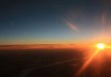 Mặt trời mọc sớm không phải vì xuân thay đổi ảnh 1