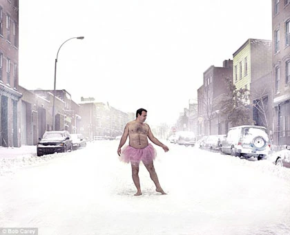 Sốc: Đàn ông bán nude, diện váy ballet hồng diễu phố ảnh 1