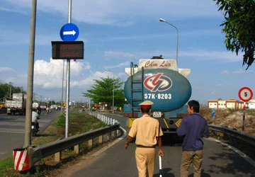 "Qua muốn hỏi : Chú là cướp hay cớm?" ảnh 1