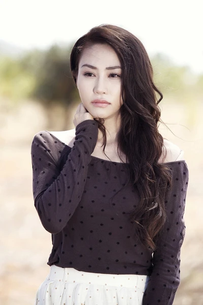 Ngân Khánh đẹp mong manh giữa đồng vắng ảnh 7