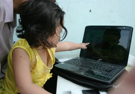 Hình ảnh mới nhất của bé gái 3 tuổi bị tắm kiểu “bạo hành” ảnh 3