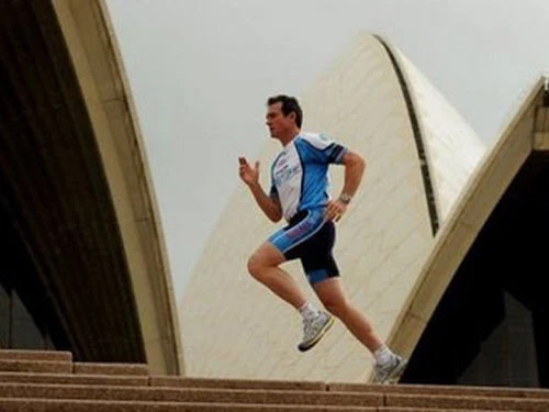 Chạy bộ 21.000 km để quyên tiền ảnh 1