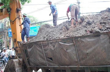 Xe tải lật nghiêng vì "trúng bẫy" đào đường ảnh 2