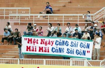 Và bây giờ họ ngồi lại lần cuối và khóc cho một cái tên. Ảnh: XUÂN HUY Và bây giờ họ ngồi lại lần cuối và khóc cho một cái tên. Ảnh: XUÂN HUY