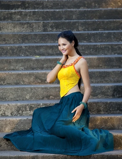 Hương Giang nền nã với áo yếm ảnh 1