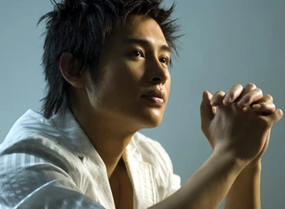 Ca sĩ Hoàng Hải bao giờ cũng mua hoa tặng mẹ.