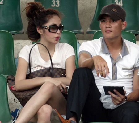 Thủy Tiên và Công Vinh đều buồn bã khi T&T Hà Nội bị dẫn bàn (Ảnh: Hoàng Trung)