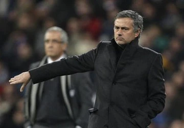 Mourinho mượn bóng đá Việt Nam để chỉ trích trọng tài ảnh 1