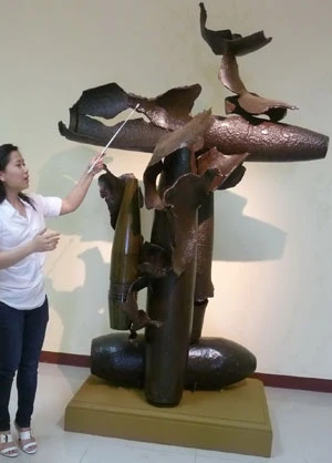 Biến đạn bom thành biểu tượng hòa bình ảnh 1