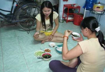 Công nhân nhập cư: Cố dè sẻn, nên không? ảnh 1