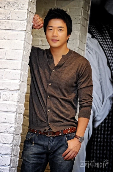 Kwon Sang Woo bị phạt 5 triệu won vì tội đâm xe ảnh 1