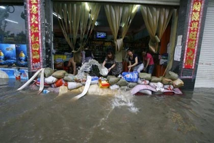 Lũ lụt nặng nhất trong 55 năm tấn công Trung Quốc ảnh 1