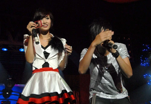 Váy của Minh Hằng bán được 26 triệu ảnh 8