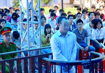 Xử án ngoài giờ hành chính, được không? ảnh 1