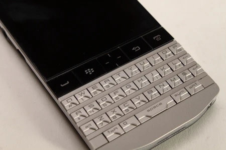 Trên tay BlackBerry Porsche Design P’9981 chính hãng ảnh 10