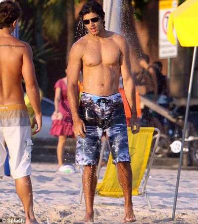 Madonna 51 tuổi tán tỉnh người mẫu 8X ảnh 4 Madonna 51 tuổi tán tỉnh người mẫu 8X ảnh 4