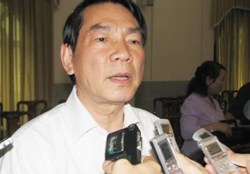 Ứng cử viên được phát tờ rơi vận động bầu cử ảnh 1