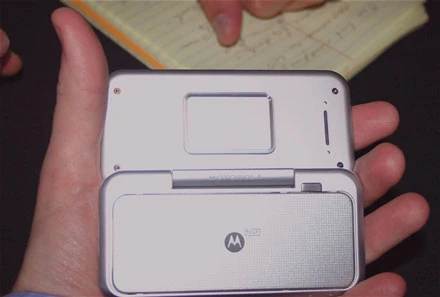 Cận cảnh điện thoại Motorola Android dáng trượt lạ mắt ảnh 5