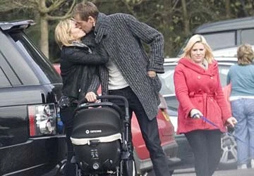 Abbey vẫn tin tưởng Peter Crouch sau scandal tình ái ảnh 1