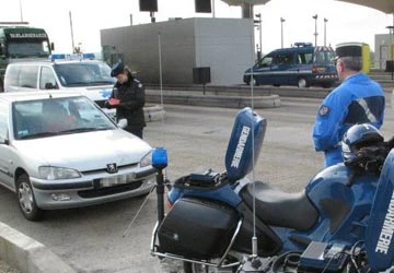 Ở các nước, cảnh sát giao thông rất thân thiện ảnh 1