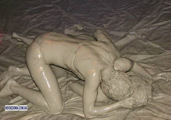 Ngắm những cô nàng xinh đẹp "vật lộn" trong... bùn lầy ảnh 7