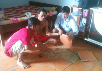 Khu dân cư biên giới vừa xây đã xuống cấp - Bài 1: Dân vừa ở vừa run ảnh 1