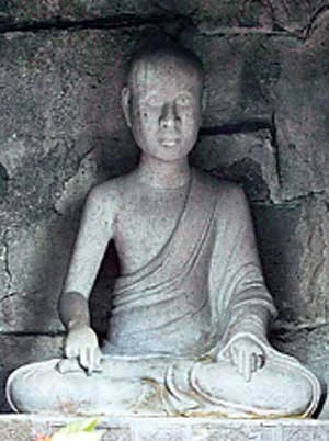 Tượng Trần Nhân Tông trong nếp áo Tiểu thừa. Tượng Trần Nhân Tông trong nếp áo Tiểu thừa.