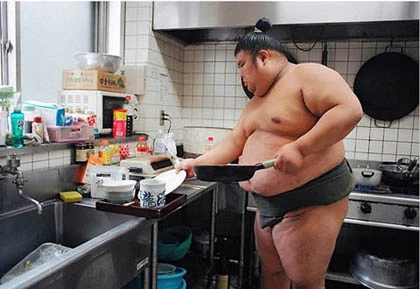 Cuộc sống dưới võ đài của võ sĩ Sumo ảnh 11