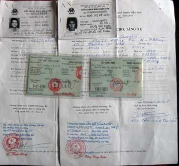 Giấy tờ cạo sửa tinh vi của hai xe tay ga được đem đi cầm. Ảnh: H.TUYẾT