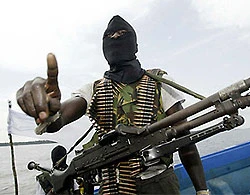 Một tên hải tặc Somalia. Ảnh: Mosnews.