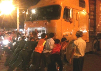 Xe container nằm ì trên đường ray khi đoàn tàu đến ảnh 1 Xe container nằm ì trên đường ray khi đoàn tàu đến ảnh 1